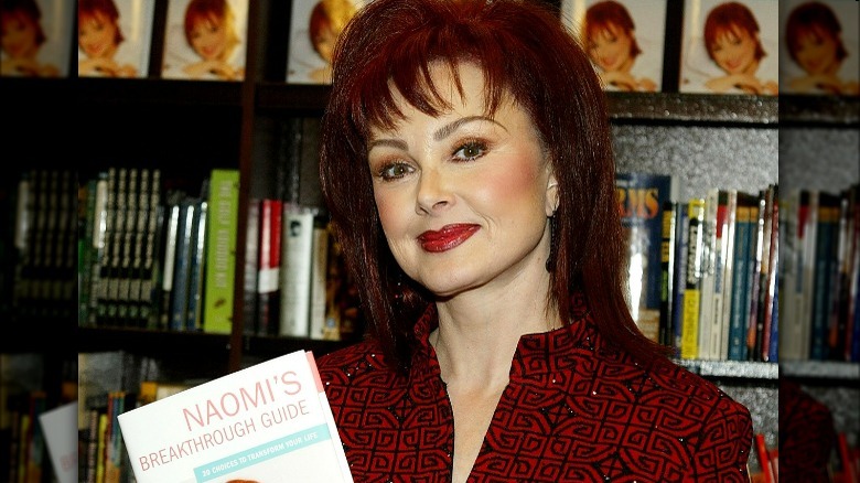 Naomi Judd posant avec son livre