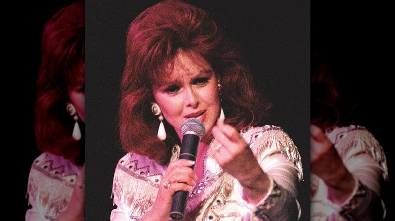 Naomi Judd tient un micro