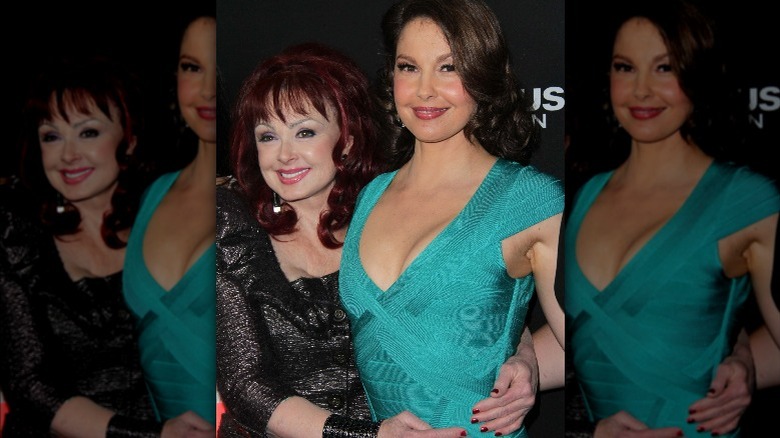 Naomi Judd étreignant Ashley Judd