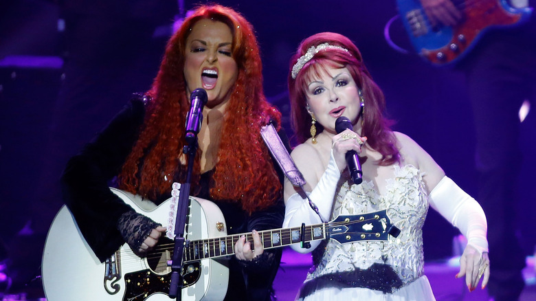 Wynonna Judd, Naomi Judd en spectacle