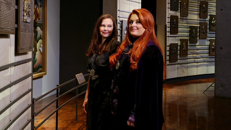 Ashley Judd, Wynonna Judd à l'intérieur du musée