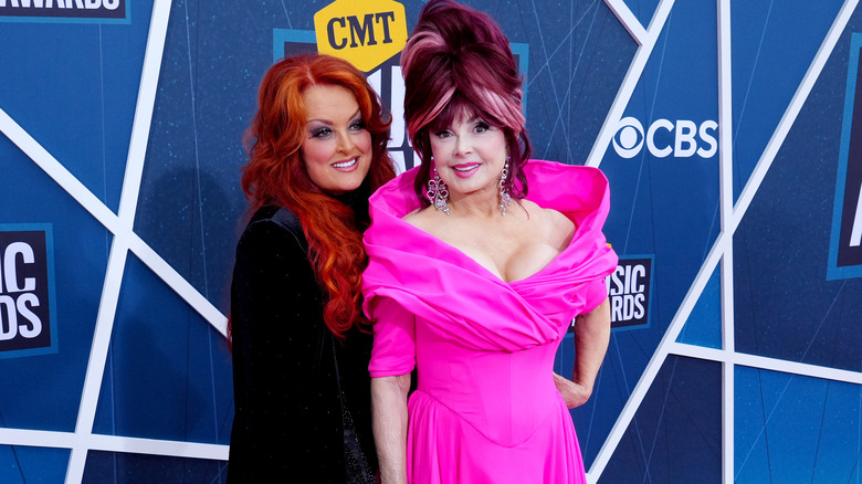 Naomi et Wynonna Judd posent 