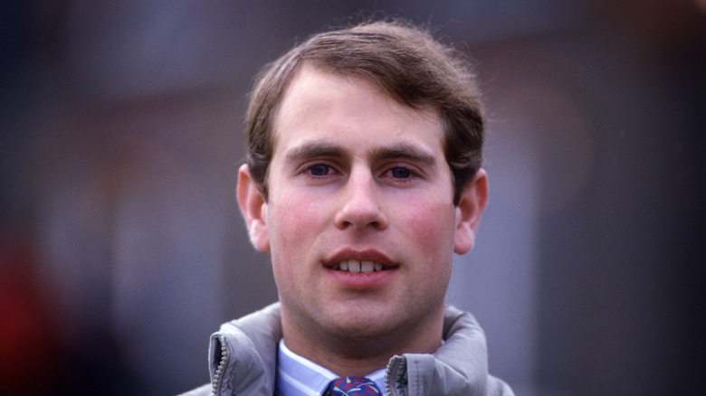 Le jeune Prince Edward regarde vers l'avant