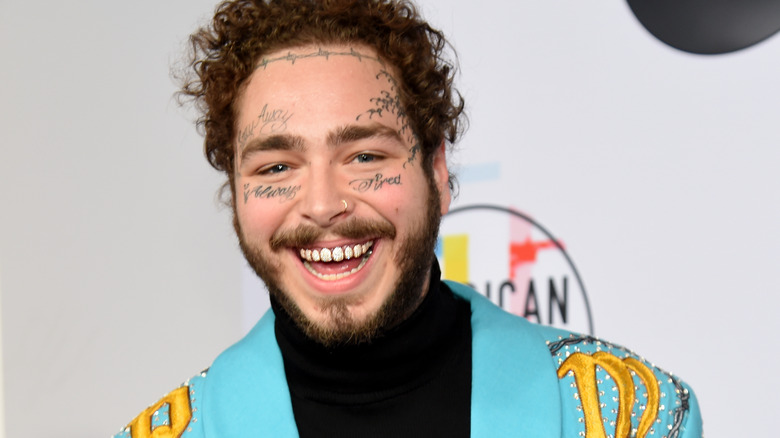 Post Malone souriant