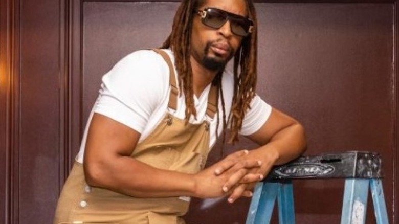 Salopette Lil Jon appuyée sur des escabeaux