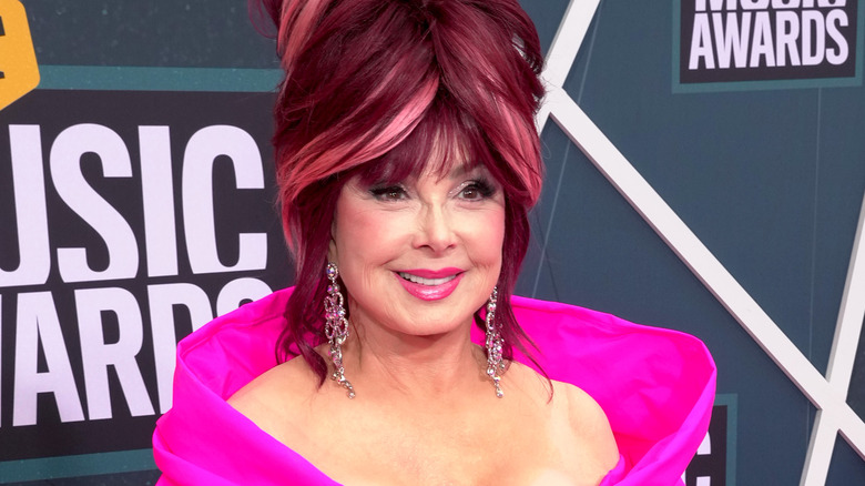 Naomi Judd en rose