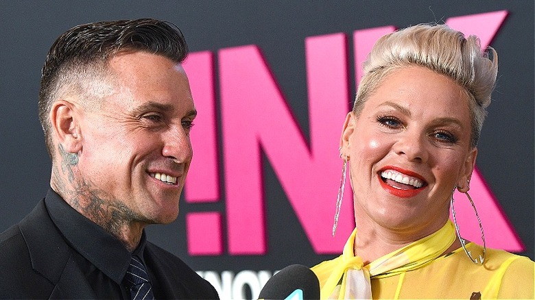 Pink parlant et souriant, à côté de son mari Carey Hart, souriant