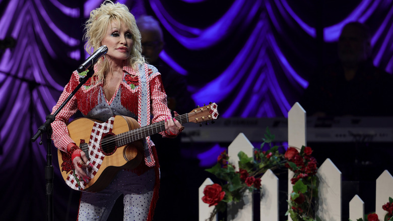 Dolly Parton joue de la guitare sur scène