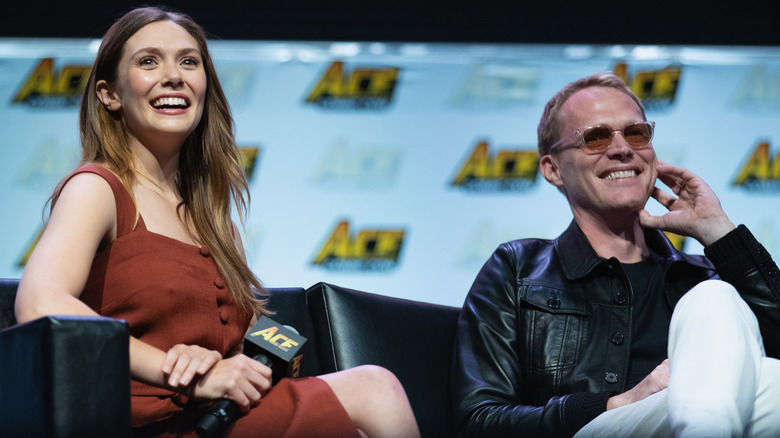 Elizabeth Olsen et Paul Bettany souriant