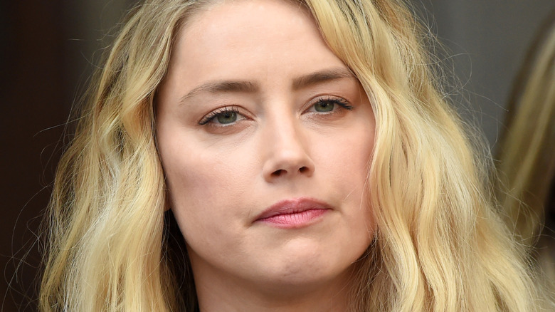 Amber Heard fronce les sourcils