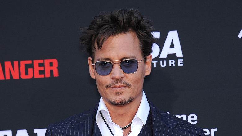 Johnny Depp porte des lunettes de soleil