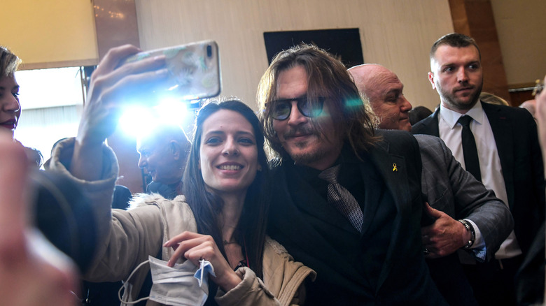 Un fan prend un selfie avec Johnny Depp