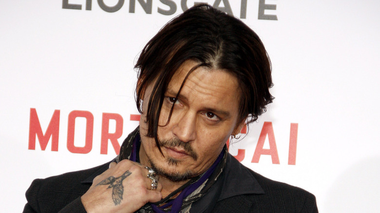 Johnny Depp porte des bagues en argent