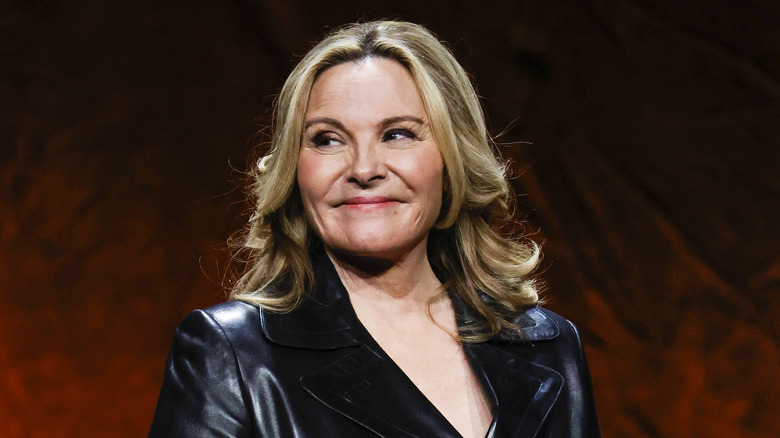 Kim Cattrall sourit sur scène