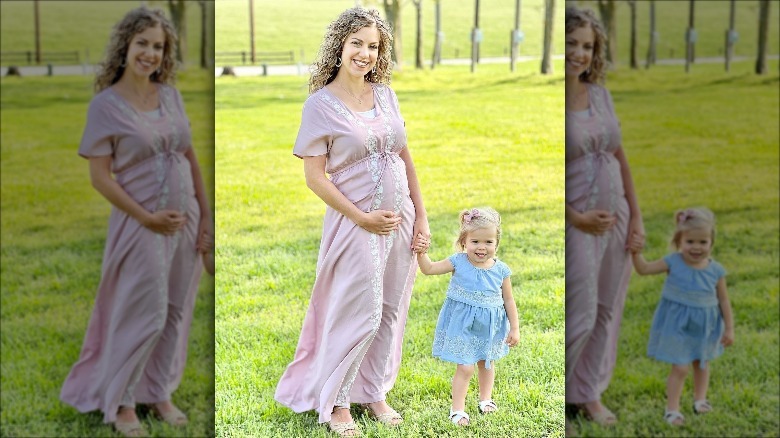 Abbie Duggar tenant la main de sa fille Grace