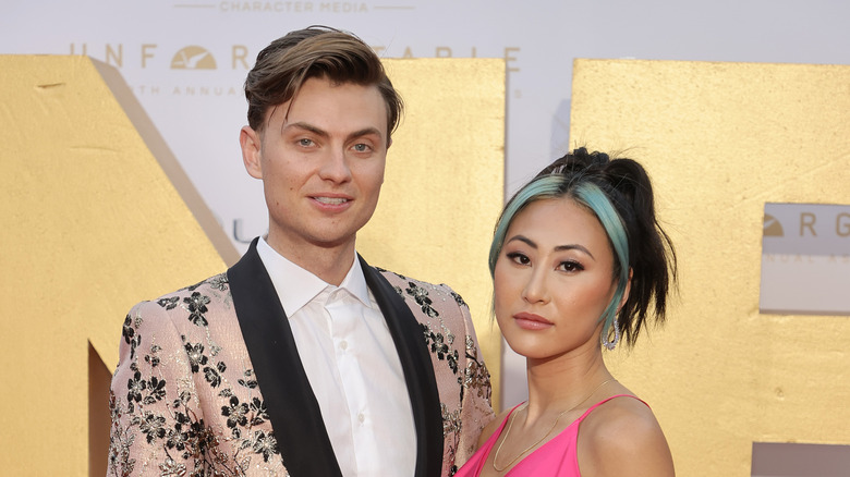 Carter Sharer et Lizzy Capri posent sur le tapis rouge