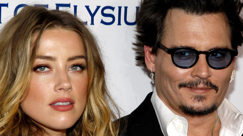 Amber Heard et Johnny Depp sourient ensemble