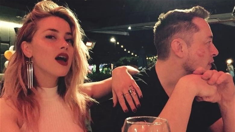 Amber Heard posant avec Elon Musk en 2017