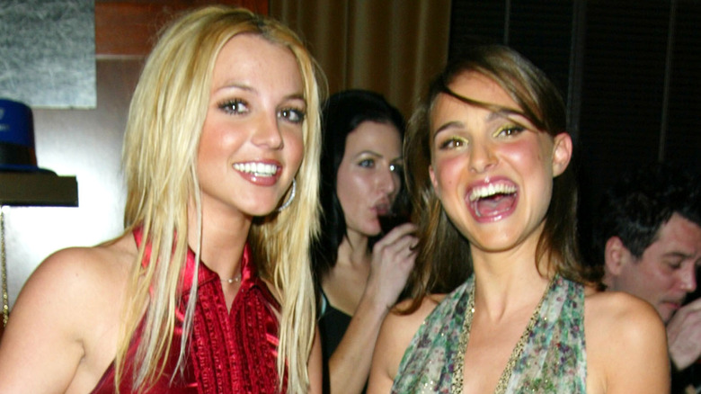 Britney Spears et Natalie Portman souriantes