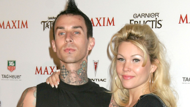 Le bras de Shanna Moakler autour de Travis Barker