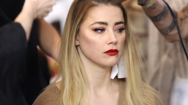 Amber Heard a l'air triste