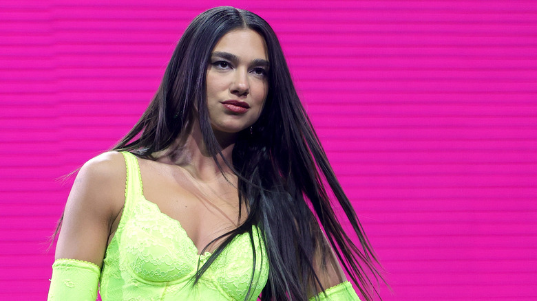 Dua Lipa sur scène en avril 2022