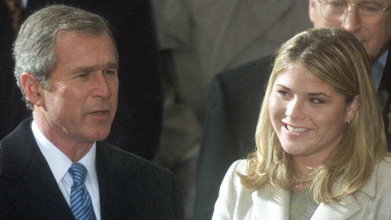 George W. Bush et Jenna Bush lors de l'inauguration en 2001 