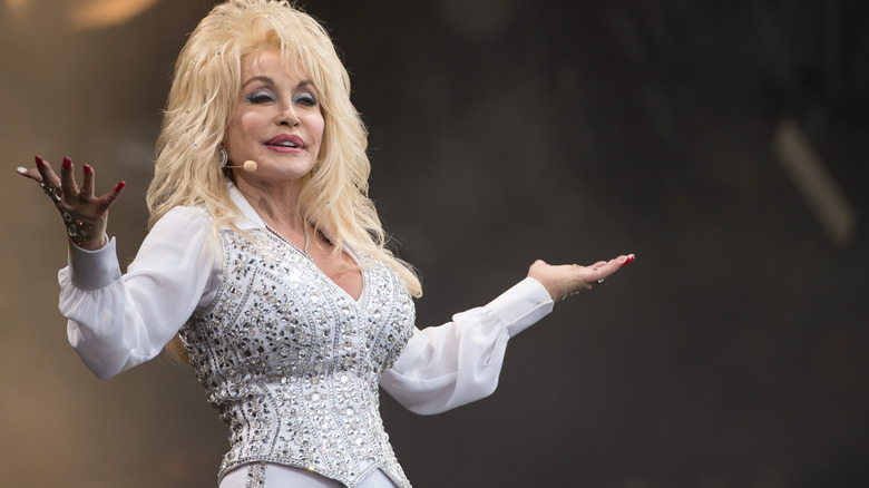 Dolly Parton se produit sur scène