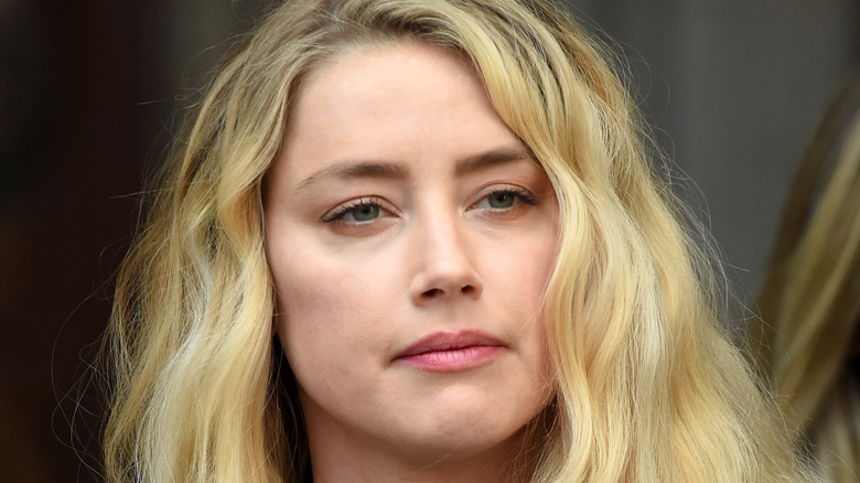 Amber Heard s'exprimant devant le tribunal 