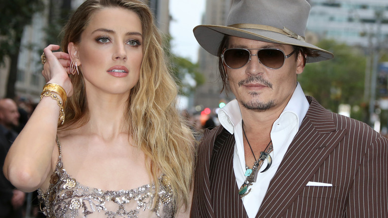 Amber Heard et Johnny Depp souriants 