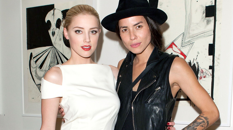 Amber Heard et Tasya van Ree posant ensemble