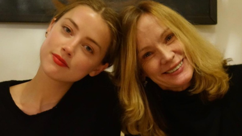 Amber Heard et sa mère souriantes 