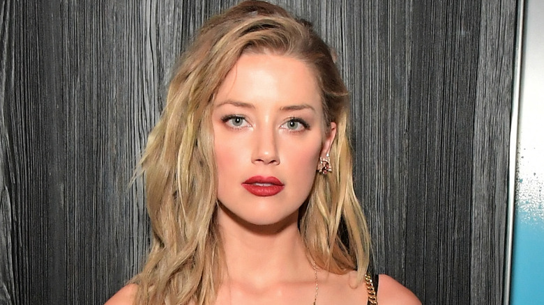 Amber Heard posant 