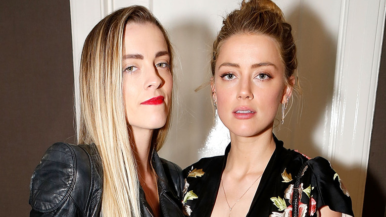 Whitney Henriquez et Amber Heard posant ensemble