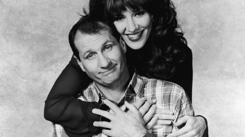 Ed O'Neill et Katey Sagal sourient sur le tournage de Marié avec des enfants