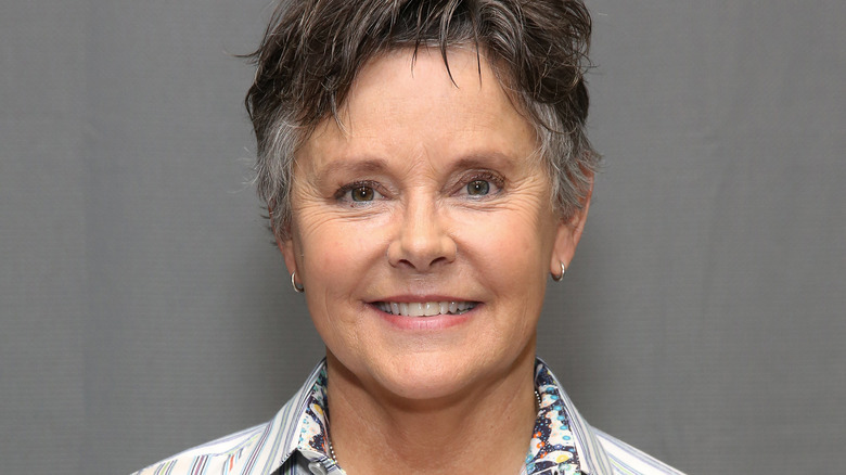 Amanda Bearse souriante 