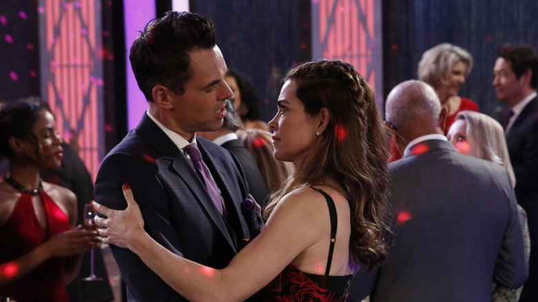 Jason Thompson et Amelia Heinle dans Les Feux de l'Amour