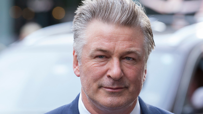 Alec Baldwin coupe nette et petit sourire