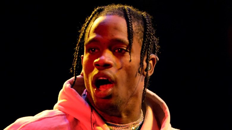 Travis Scott a l'air choqué avec la bouche ouverte