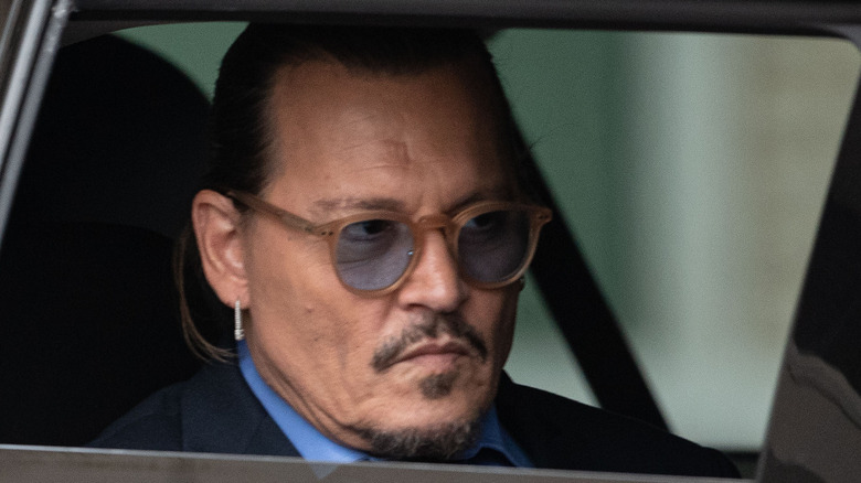 Johnny Depp a l'air en colère en voiture