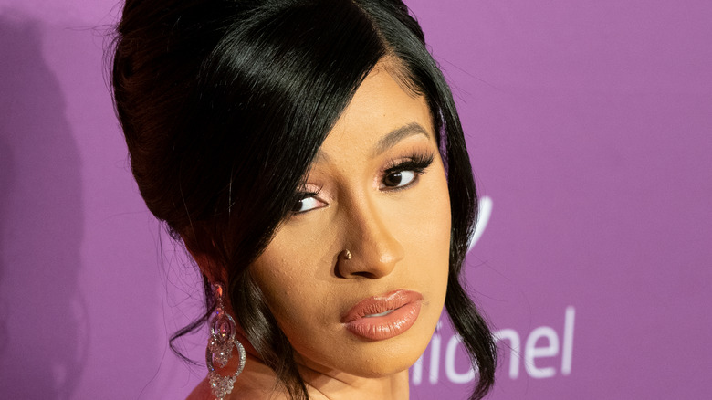 Cardi B regarde par-dessus son épaule