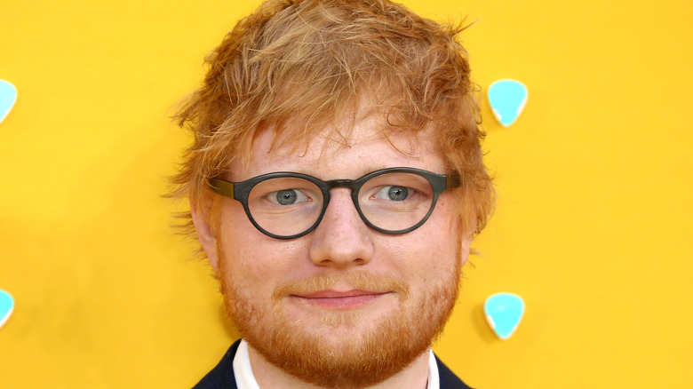 Ed Sheeran avec des lunettes sur l'air sérieux