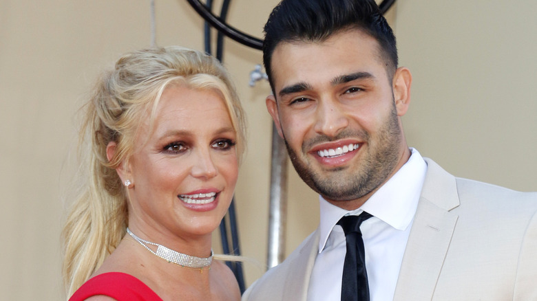 Sam Asghari et Britney Spears posent 