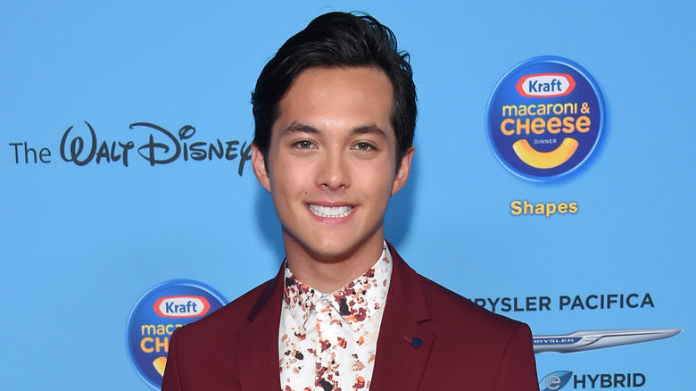 Laine Hardy lors d'un événement, souriant