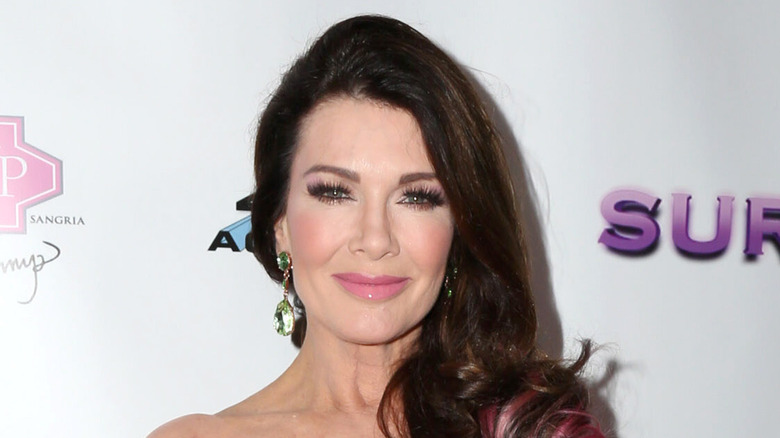 Lisa Vanderpump avec du rouge à lèvres rose