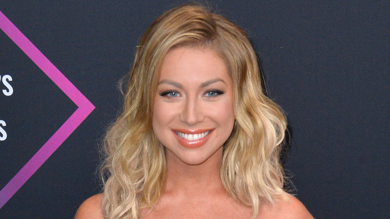 Stassi Schroeder aux cheveux blonds