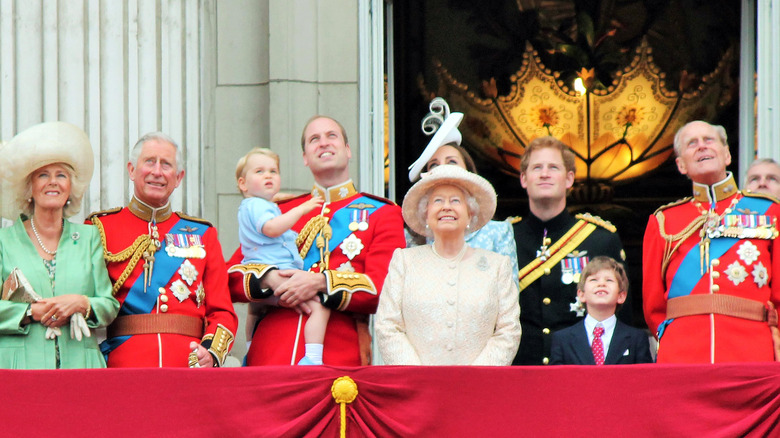 La famille royale au balcon du palais de Buckingham