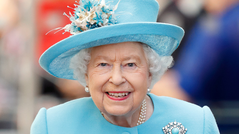 La reine Elizabeth II sourit 