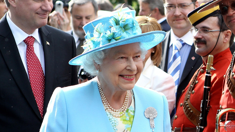 Membres du groupe de salutation de la reine Elizabeth II