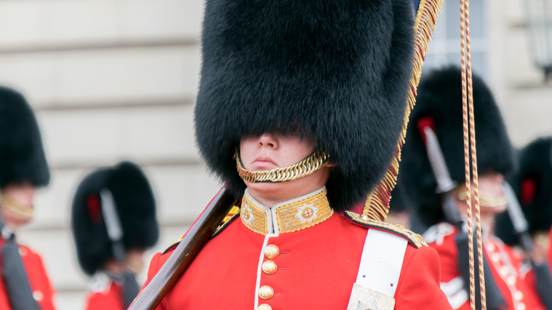 Garde royale du palais de Buckingham au garde-à-vous